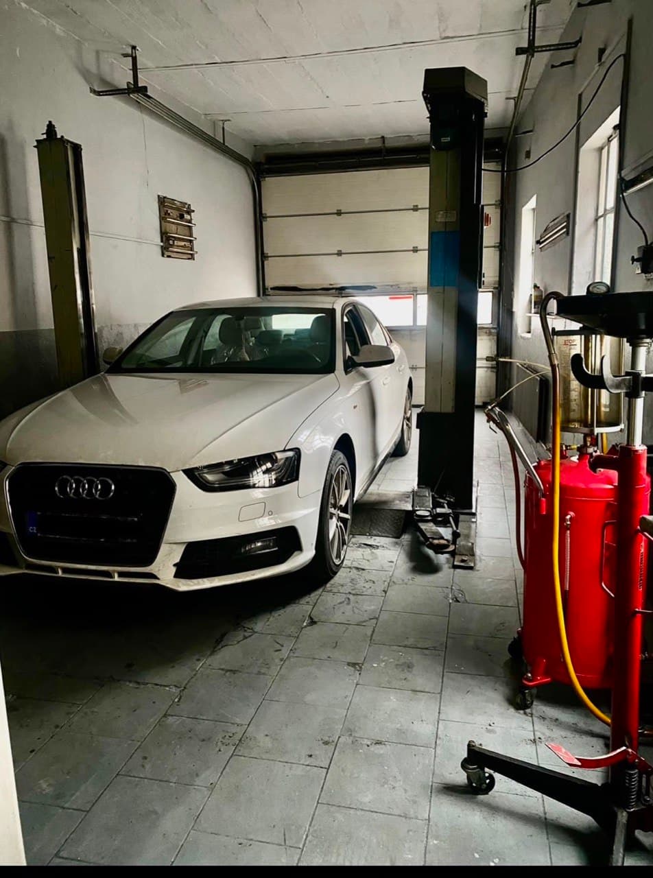 Vasyl Bokoch při práci v autoservisu